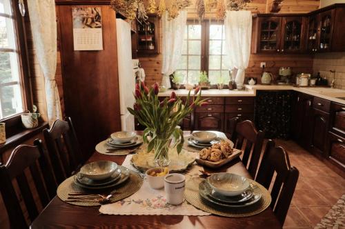 Una cocina o cocineta en Dom Zielarki