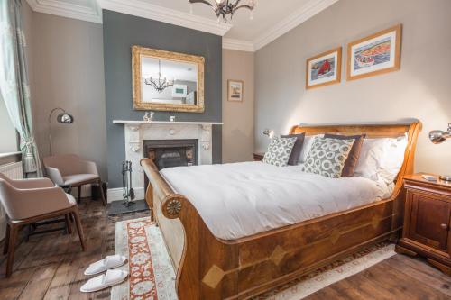 Un pat sau paturi într-o cameră la St Valery Boutique Bed + Breakfast