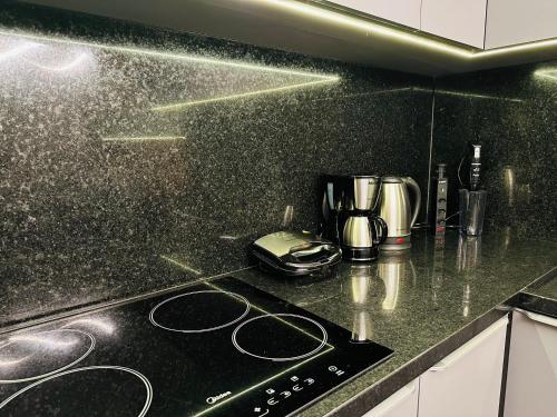 a kitchen with a counter top with a stove top at Studio, Próximo ao Consulado EUA in Porto Alegre