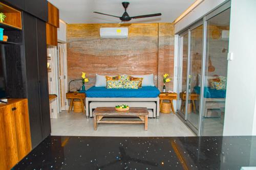 a living room with a couch and a table at Laguna Beach, Brisa Marina playa Frances in Coveñas