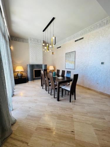 Villas Fleurs Marrakechにあるテレビまたはエンターテインメントセンター