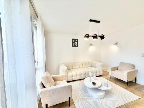 un salon avec un canapé et une table dans l'établissement Appartement Proche de Paris, ligne 14 à pied, Parking, à Villejuif