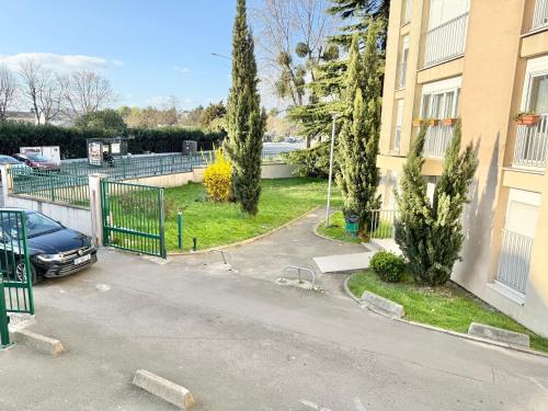une voiture garée dans un parking à côté d'un bâtiment dans l'établissement Appartement Proche de Paris, ligne 14 à pied, Parking, à Villejuif