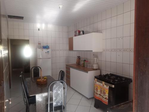 Kuchyň nebo kuchyňský kout v ubytování Casa temporada Guriri Regi 2