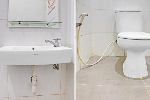 a bathroom with a sink and a toilet at Hotel O Permata Inn in Banjarmasin