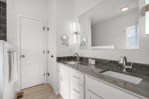 Ένα μπάνιο στο Mulligan Home - Waterfront, boat dock & community pools!