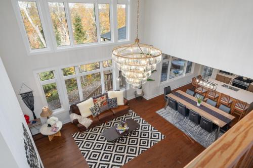 Χώρος καθιστικού στο 4200sqf Luxury Muskoka Estate in Lake of Bay, Huntsville