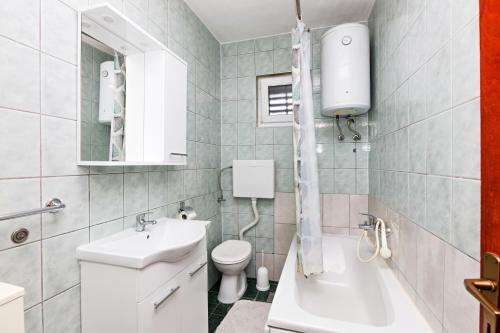 un bagno bianco con un water e un lavandino di Apartments with a parking space Stupin Celine, Rogoznica - 23812 a Rogoznica (Rogosnizza)