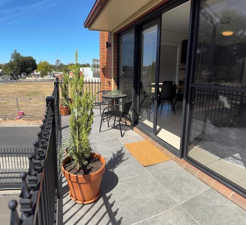 a patio with a table and chairs on a balcony at Hospital & CBD Hideaway in Bendigo