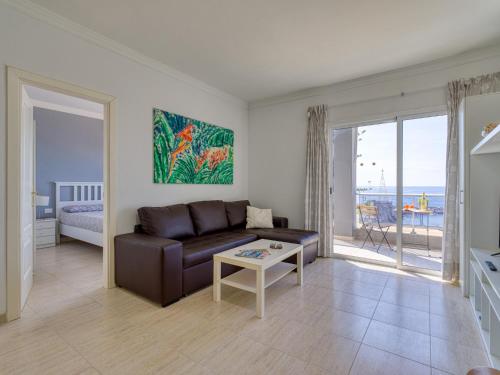 una sala de estar con un sofá y una mesa en Beachfront House in Mogán with Stunning Views, en Mogán