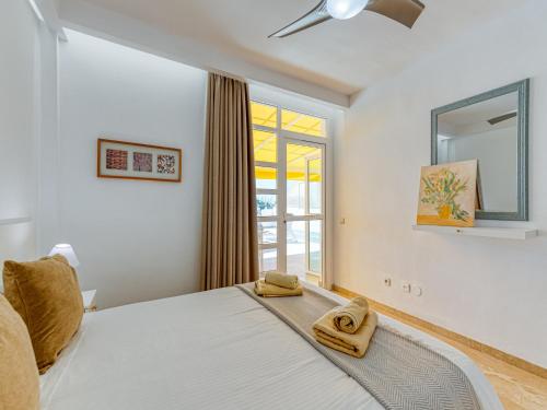 Un dormitorio con una cama con una ventana grande. en Apartment in Playa de Mogán by the Beach, en Mogán