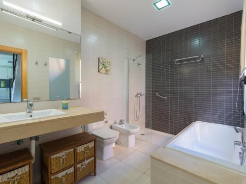Ένα μπάνιο στο Chalet in Salobre with Private Heated Pool