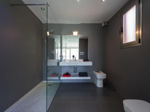 Ένα μπάνιο στο Chalet in Maspalomas with Heated Pool