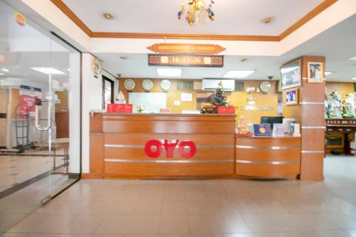 un ristorante con un bancone in un negozio di Hotel Win Long a Bangkok