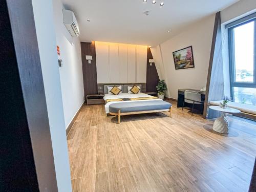 a hotel room with a bed and a desk at KHÁCH SẠN THƯ LÊ LUXURY in Cao Lãnh