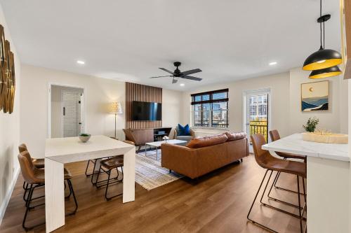 a living room with a couch and a table at Stylish 1-Bedroom Condo Downtown Atlanta in Atlanta