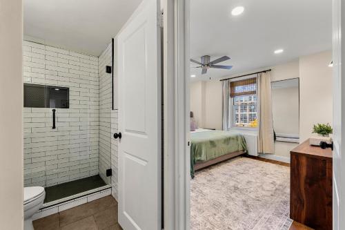 a bedroom with a bed and a bathroom with a shower at Stylish 1-Bedroom Condo Downtown Atlanta in Atlanta