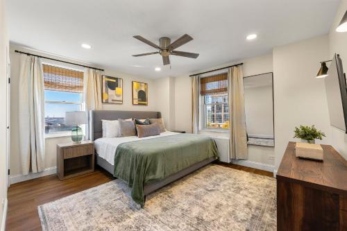 a bedroom with a bed and a ceiling fan at Stylish 1-Bedroom Condo Downtown Atlanta in Atlanta