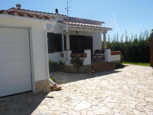 Casa blanca con garaje y patio en Belvilla by OYO Bon Relax II45 en Sant Pere Pescador