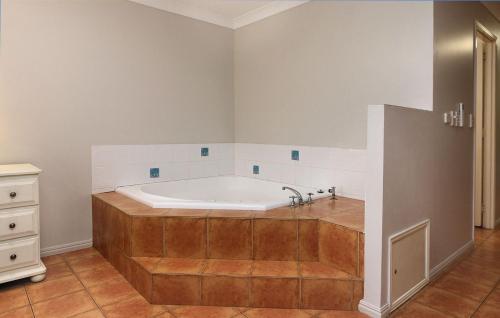 ein großes Badezimmer mit Badewanne in einem Zimmer in der Unterkunft Villa 7 1 Pebble Beach Drive Coral Cove in Elliott Heads