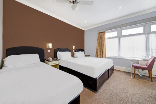 Postel nebo postele na pokoji v ubytování OYO Bostons Manor Hotel, Hanwell London