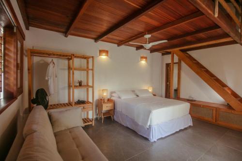 a bedroom with a bed and a couch in a room at Barrinha dos Ventos Barrinha de Baixo Ceara Quartos Casas Kitesurf in Acaraú
