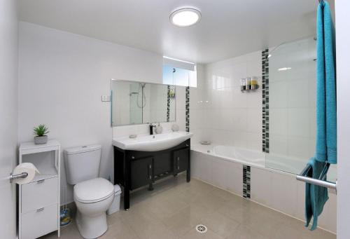 Ένα μπάνιο στο Platinum Apartments Unit 12