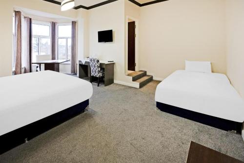 Ένα ή περισσότερα κρεβάτια σε δωμάτιο στο OYO The Baltimore Hotel