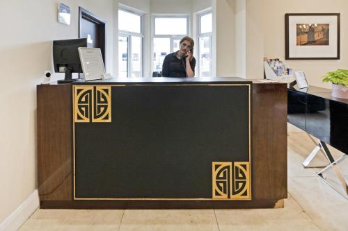 Ο χώρος του λόμπι ή της ρεσεψιόν στο OYO The Baltimore Hotel