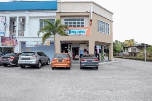 a group of cars parked in front of a building at OYO 90180 Gemilang Hotel Kerteh in Dungun