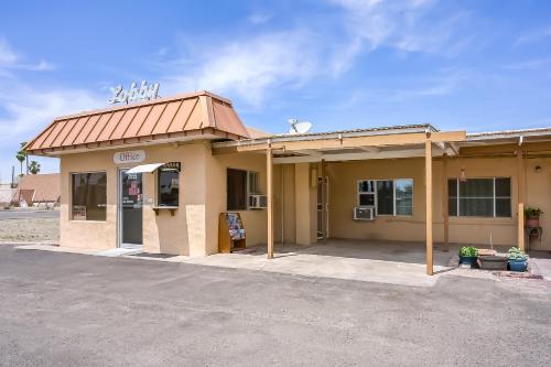 a building with a sign on top of it at OYO Hotel Yuma AZ - I-8 US-95 in Yuma