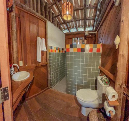 a bathroom with a toilet and a sink at Barrinha dos Ventos Barrinha de Baixo Ceara Quartos Casas Kitesurf in Acaraú