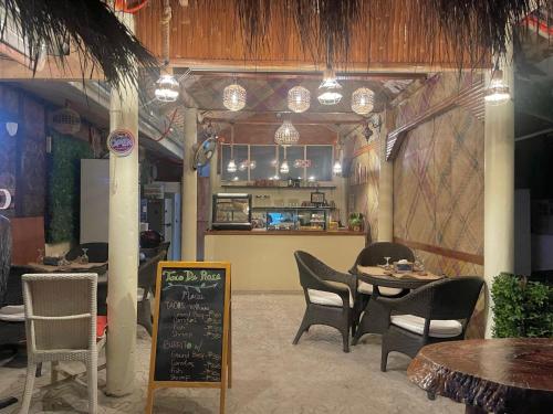 Panagsama Holiday Cottage في موالبوال: مطعم بطاولة وكراسي ومطبخ