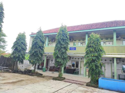 a group of trees in front of a building at OYO 90333 Wisma Tenang Jaya Syariah in Majalengka