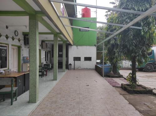 an empty building with a green and white at OYO 90333 Wisma Tenang Jaya Syariah in Majalengka