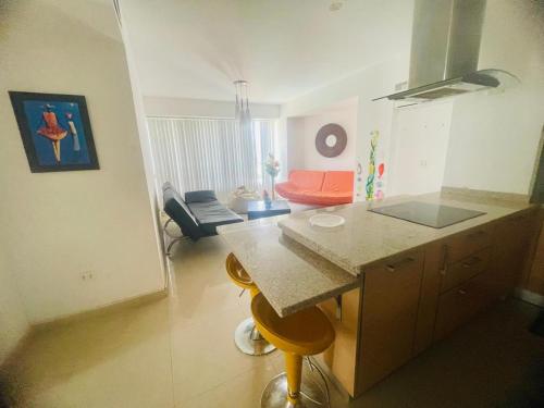 Ein Sitzbereich in der Unterkunft Coral Plaza Lechería Vacaciones cerca de playa