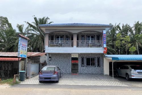 a car parked in front of a building at Hotel O Bayu Sintok Motel in Changlun
