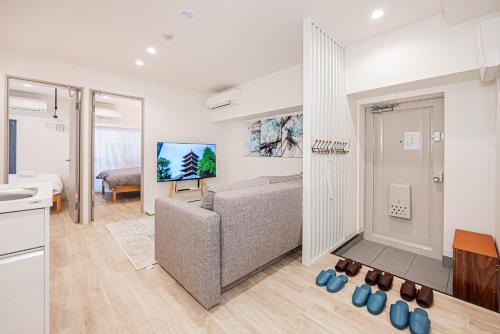 sala de estar con sofá y dormitorio en self-check in misimaya building, en Tokio