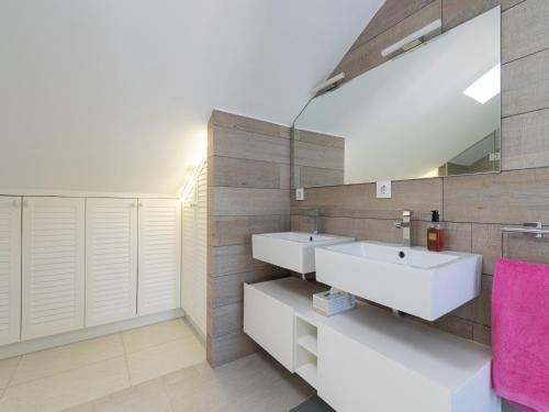 Un baño con dos lavabos y un espejo grande. en Holiday Home in Spain near the Beach & Marina, en San Bartolomé