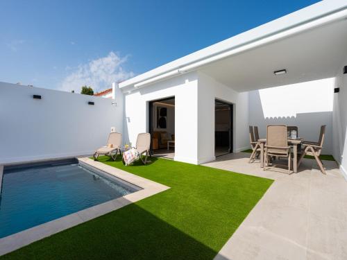 Chalet in Maspalomas with Heated Pool