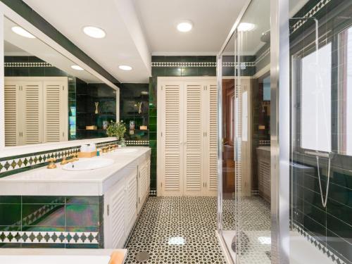 un baño con lavabo y ducha en Chalet in Maspalomas with Heated Pool, en San Bartolomé