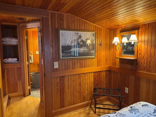 Televisyen dan/atau pusat hiburan di Whistling Winds Motel