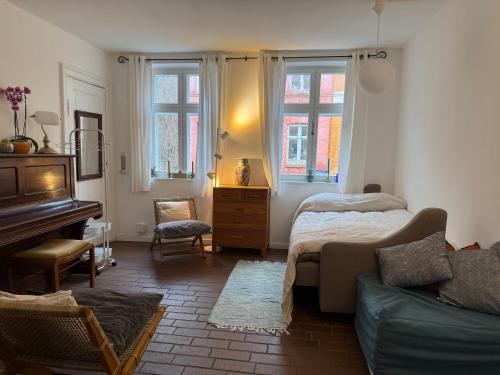 O zonă de relaxare la Cozy City Center Chambers with Kitchen and Garden