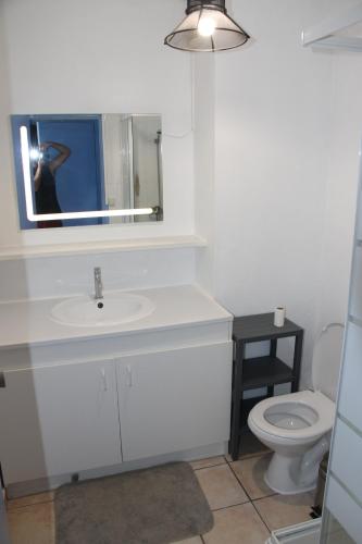 une salle de bain blanche avec un lavabo et des toilettes dans l'établissement Studio les pieds dans l'eau au Cap d'Agde, au Cap d'Agde