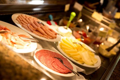a buffet with plates of different types of food at Hunderesort Waldeck - 4 Sterne Urlaub mit Hund in Philippsreut