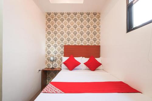 Letto o letti in una camera di OYO 685 K Fortune Apartelle