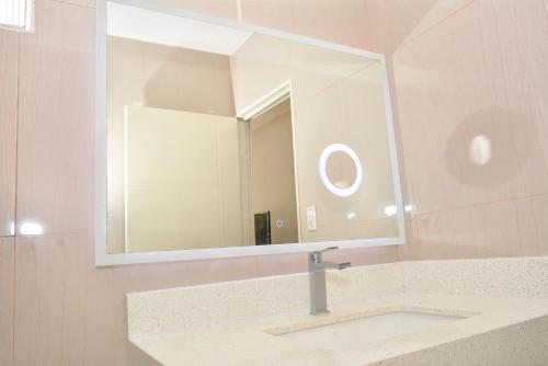 a bathroom with a sink and a mirror at Hotel y Restaurante Santa Fe in La Libertad
