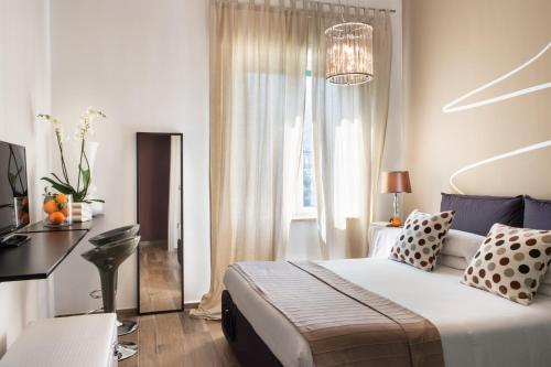 1 dormitorio con cama, escritorio y ventana en La Maison des Tout le Monde, en Sorrento