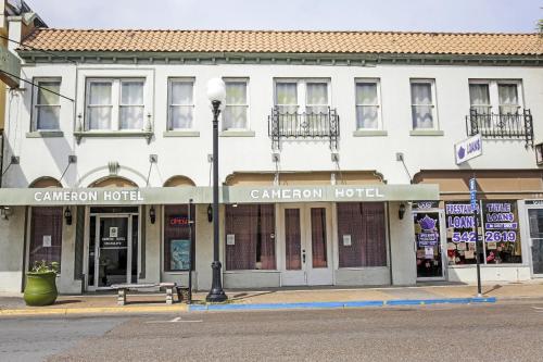 a building on the corner of a street at OYO Historic Cameron Hotel Brownsville I-69E in Brownsville