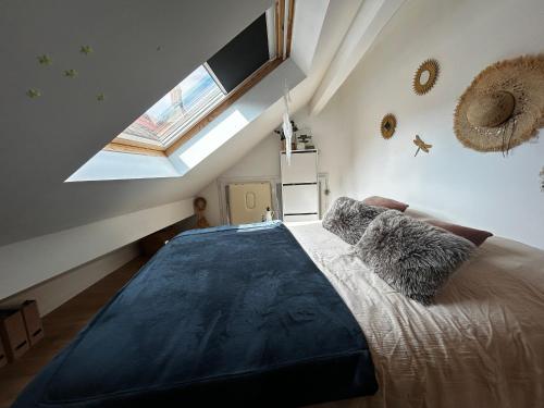 una camera da letto con un letto grande e una finestra di Appartement spacieux 2 chambres au centre d'Évian avec option parking - FR-1-498-115 a Évian-les-Bains